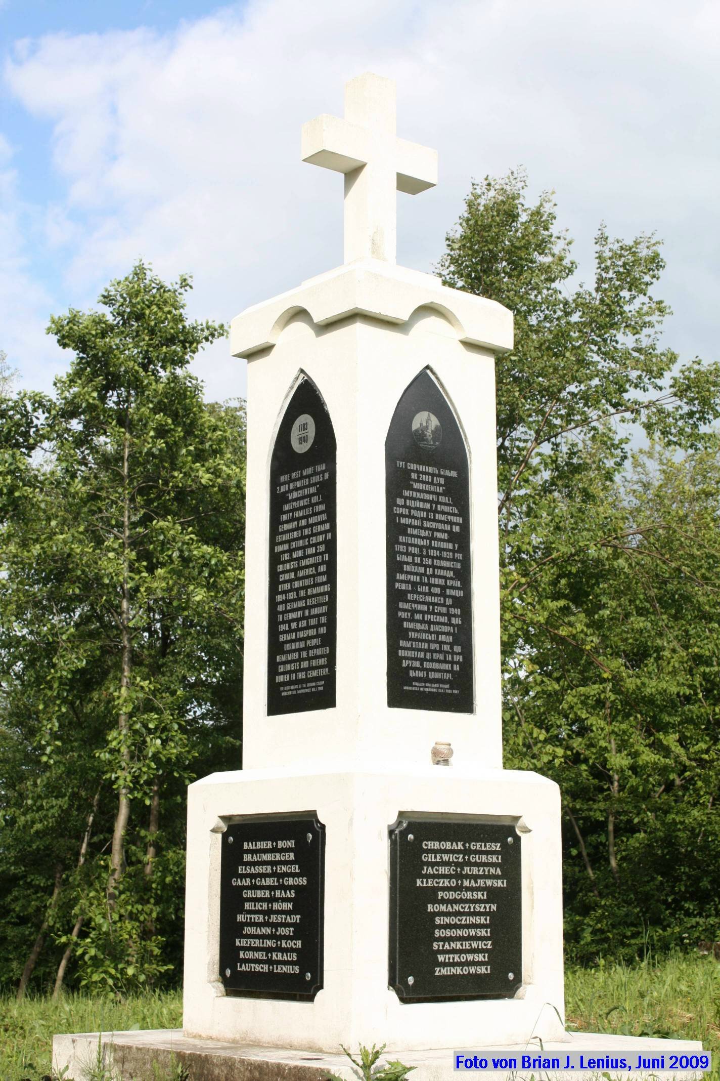 Gedenkstein auf dem Friedhof von Muenchenthal-Galizien .jpg