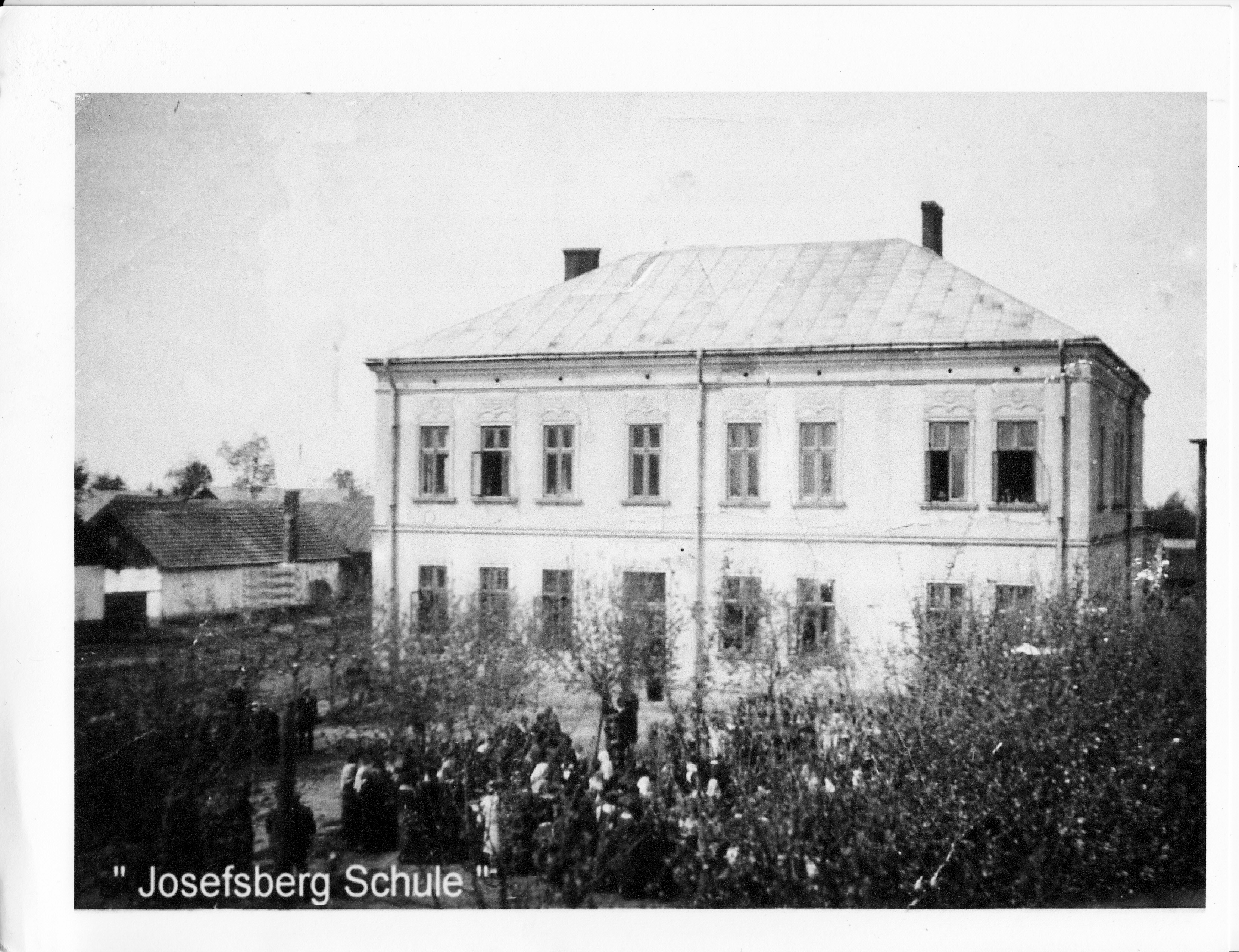 Schulgebäude Josefsberg mit Schulhof